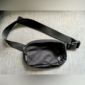 New w/o tag Everywhere Belt Bag 1L